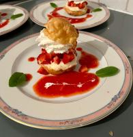 een bord met daarop een dessert met aardbeiensaus bij Le colibri bleu in Argeliers