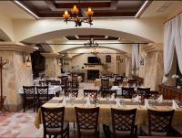 Un gran salón de banquetes con mesas y sillas. en Vadász Panzió és Étterem, en Szombathely