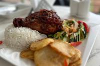 Un plato de comida con arroz, carne y verduras. en BnB MOUNTAIN VIEW - KIGALI, en Kigali