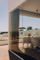 comedor con mesa y pared de cristal en Masana Algarve, en Albufeira