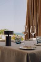 Una mesa con dos copas de vino encima. en Masana Algarve, en Albufeira