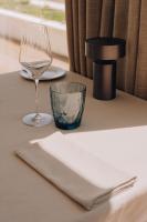 una mesa con un plato y una copa de vino en Masana Algarve, en Albufeira