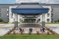 un edificio con un cenador frente a él en Best Western Bolingbrook Hotel, en Bolingbrook