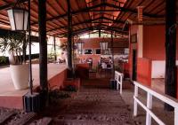 un ristorante con persone sedute ai tavoli in un edificio di Chalé Mississippi - Camping Carrion - ITU a Itu