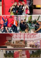 un grupo de personas sentadas en un edificio en Dali Upland International Youth Hostel, near the south gate of the ancient city ,5 mins walk to the old town, Close to Er Hai Lake, convenient payment and visa cards are accepted, en Dali