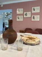 uma mesa com uma pizza e um vaso em cima em Etno Rekreacia Tabatadze, With in Door & Out door pool 