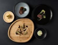 un plato de comida en una mesa con platos de comida en Le Domaine Du Colombier, en Malataverne