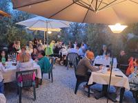 een groep mensen aan tafel in een restaurant bij La Costareccia in Vinci