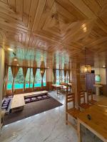 Bazén v ubytování The Pahadi Soul Stay and Café nebo v jeho okolí