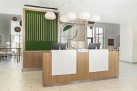 eine Lobby mit einer Rezeption mit weißen Schildern in der Unterkunft Element Las Vegas Airport in Las Vegas