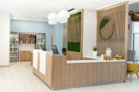 eine Lobby eines Krankenhauses mit einer Rezeption in der Unterkunft Element Las Vegas Airport in Las Vegas