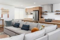 ein Wohnzimmer mit Couch und Küche in der Unterkunft Element Las Vegas Airport in Las Vegas