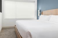Ein Bett oder Betten in einem Zimmer der Unterkunft Element Las Vegas Airport
