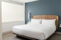 Ein Bett oder Betten in einem Zimmer der Unterkunft Element Las Vegas Airport