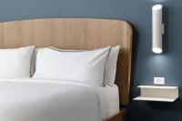 Ein Bett oder Betten in einem Zimmer der Unterkunft Element Las Vegas Airport