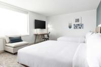 Ein Bett oder Betten in einem Zimmer der Unterkunft Element Las Vegas Airport