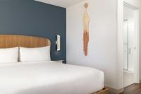 Ein Bett oder Betten in einem Zimmer der Unterkunft Element Las Vegas Airport