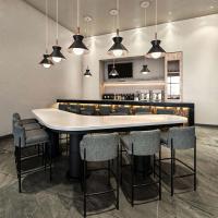 Un comedor con una mesa grande y sillas. en Homewood Suites By Hilton Saltillo, en Saltillo