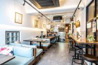 東京にあるKizen Villaのソファとテーブルとバーのあるレストラン