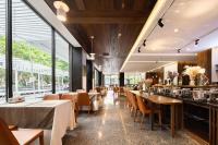 九寨沟Between Trees and Streams的一家有桌椅和窗户的餐厅