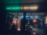 uma loja com uma placa verde andrunmit na fachada em B&M Green Valley em Ambulgama