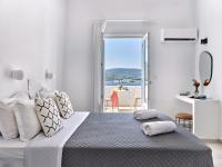 Un dormitorio con una cama con vista al mar. en Akrotiri Hotel, en Parikia