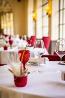 eine Reihe von Tischen mit Weingläsern darauf in der Unterkunft Château de Courban and Spa Nuxe in Courban