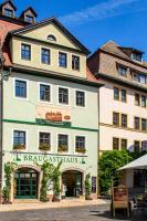 Un gran edificio blanco con un cartel en él. en Braugasthaus, en Naumburg