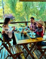 Επισκέπτες που μένουν στο SR Farm Hotel