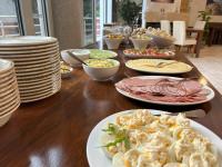 un tavolo di legno con piatti di cibo sopra di Szara Willa U Ksawerego a Szklarska Poręba