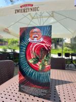 un cartello sopra un tavolo sopra un tavolo di Szara Willa U Ksawerego a Szklarska Poręba