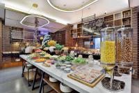 un buffet de comida en una mesa en una cocina en UrCove by Hyatt Jiashan Centre, en Jiashan