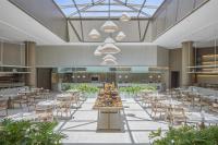 Una representación de un restaurante con mesas y sillas. en Doubletree By Hilton Mangroovy El Gouna Resort, en Hurghada