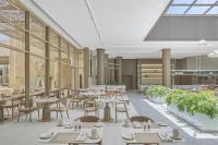 Una representación de un restaurante con mesas y sillas. en Doubletree By Hilton Mangroovy El Gouna Resort, en Hurghada