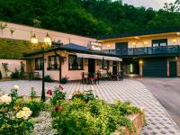 Το κτήριο όπου στεγάζεται  το ξενοδοχείο διαμερισμάτων