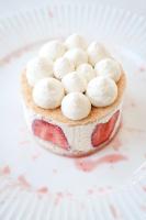 un gâteau aux bananes et aux fraises sur une assiette dans l'établissement Château De L'aubrière - Teritoria, à Tours