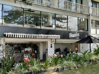 un restaurante con gente sentada dentro de un edificio en Boat Harbour Motel, en Wollongong