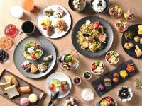 una mesa con platos de comida y tazones de comida en GRIDS PREMIUM HOTEL OTARU, en Otaru
