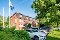 a group of cars parked in front of a building at Hotel an der Schlei Garni in Fahrdorf