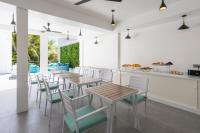 Un restaurante u otro lugar para comer en LOFT Maldives