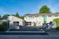 Un estacionamiento vacío frente a un edificio en Sure Hotel by Best Western Tours Sud, en Chambray-lès-Tours