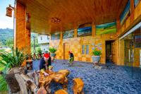 twee mensen staan voor een gebouw met dieren bij MT House With Mountain View - Sa Pa Trekking Tour in Sa Pa