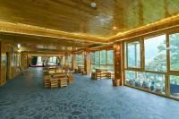 een grote kamer met houten tafels en ramen bij MT House With Mountain View - Sa Pa Trekking Tour in Sa Pa