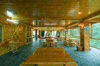 een grote kamer met houten tafels en stoelen bij MT House With Mountain View - Sa Pa Trekking Tour in Sa Pa