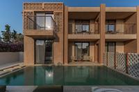 イアリソスにあるEleonas Boutique Hotel &amp; Spa - Adults Onlyの建物前のスイミングプール付き住宅