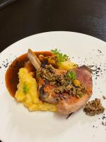 un plato de comida con un trozo de carne y puré de patatas en Aquabella, en Aiguebelette-le-Lac