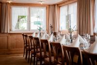 uma mesa longa num quarto com cadeiras e janelas em Gasthaus Oberer Gäbris em Gais