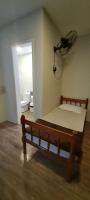 Un dormitorio con una cama en la esquina de una habitación. en Stratus Centro Suítes Standard, en Volta Redonda