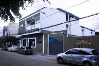 Un edificio con coches aparcados delante. en Pousada Salomão, en Teixeira de Freitas