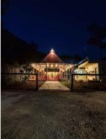 een huis met 's nachts een poort ervoor bij Eco Cabañas Ah-Kimpech Xpujil Calakmul in Xpujil